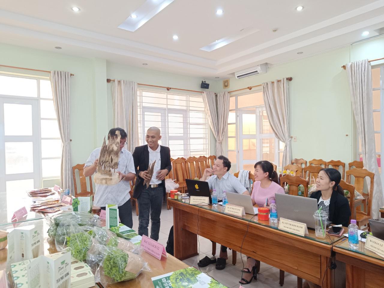 Hội đồng đánh giá sản phẩm OCOP làm việc cùng Trầm Hương Tâm Tín tại Vạn Thắng, Khánh Hòa